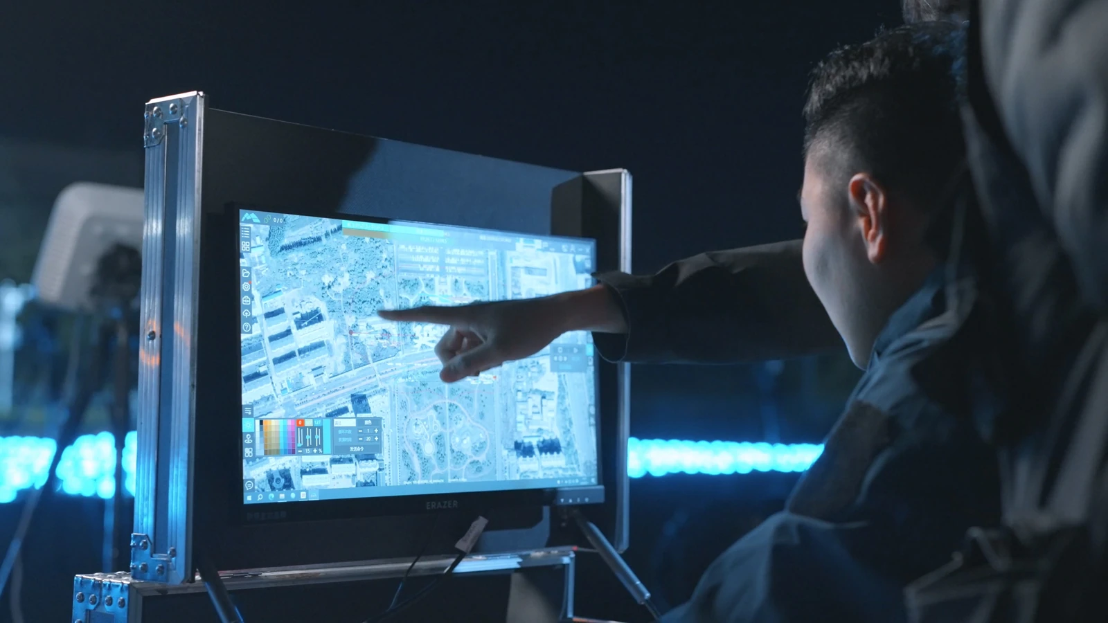 An operator working with the control interface pictured on DAMODA’s V4 page